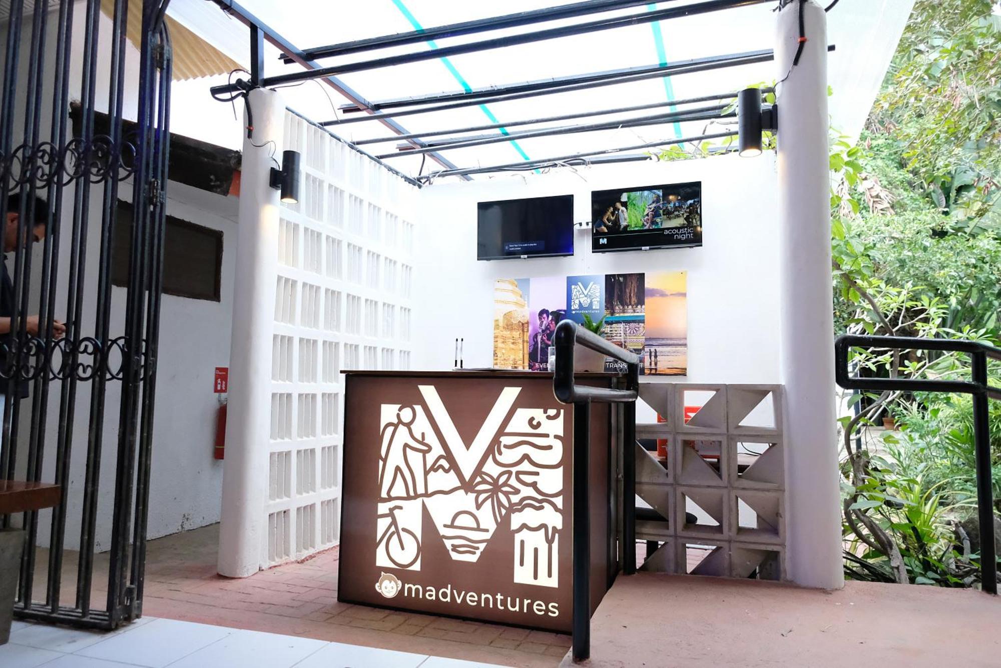 A Pousada Mad Monkey Dumaguete Dumaguete City Exterior foto