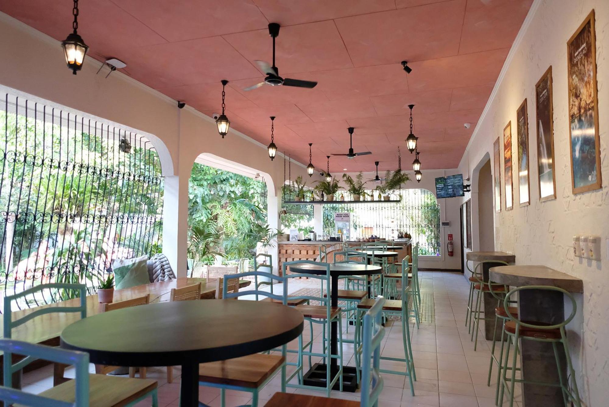 A Pousada Mad Monkey Dumaguete Dumaguete City Exterior foto