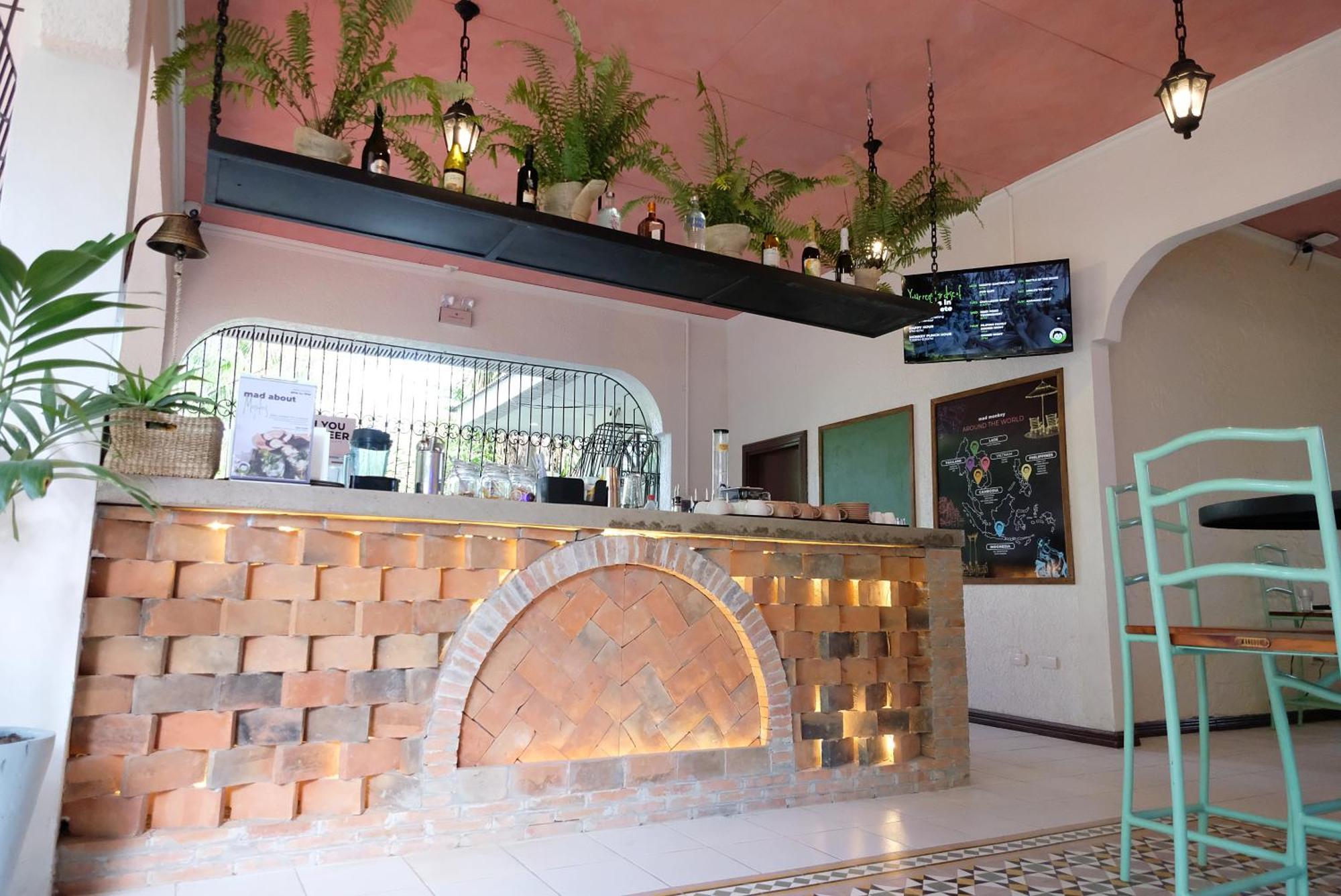 A Pousada Mad Monkey Dumaguete Dumaguete City Exterior foto