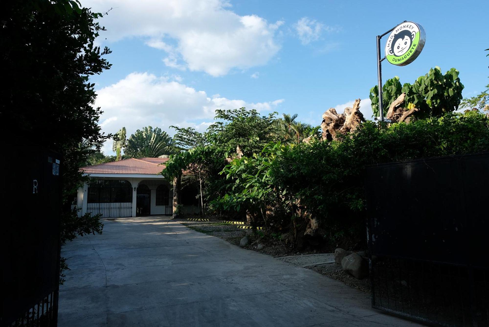 A Pousada Mad Monkey Dumaguete Dumaguete City Exterior foto