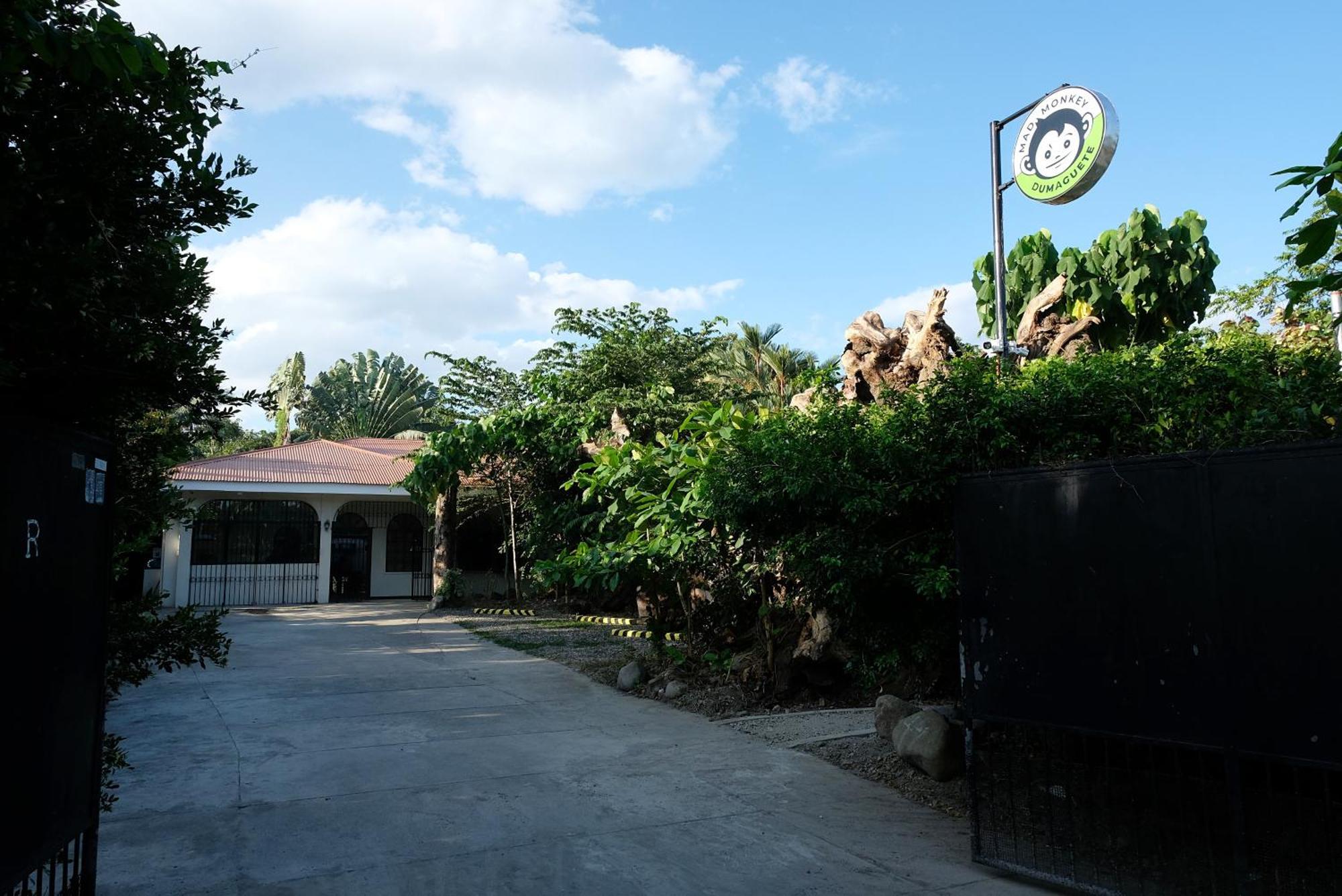 A Pousada Mad Monkey Dumaguete Dumaguete City Exterior foto